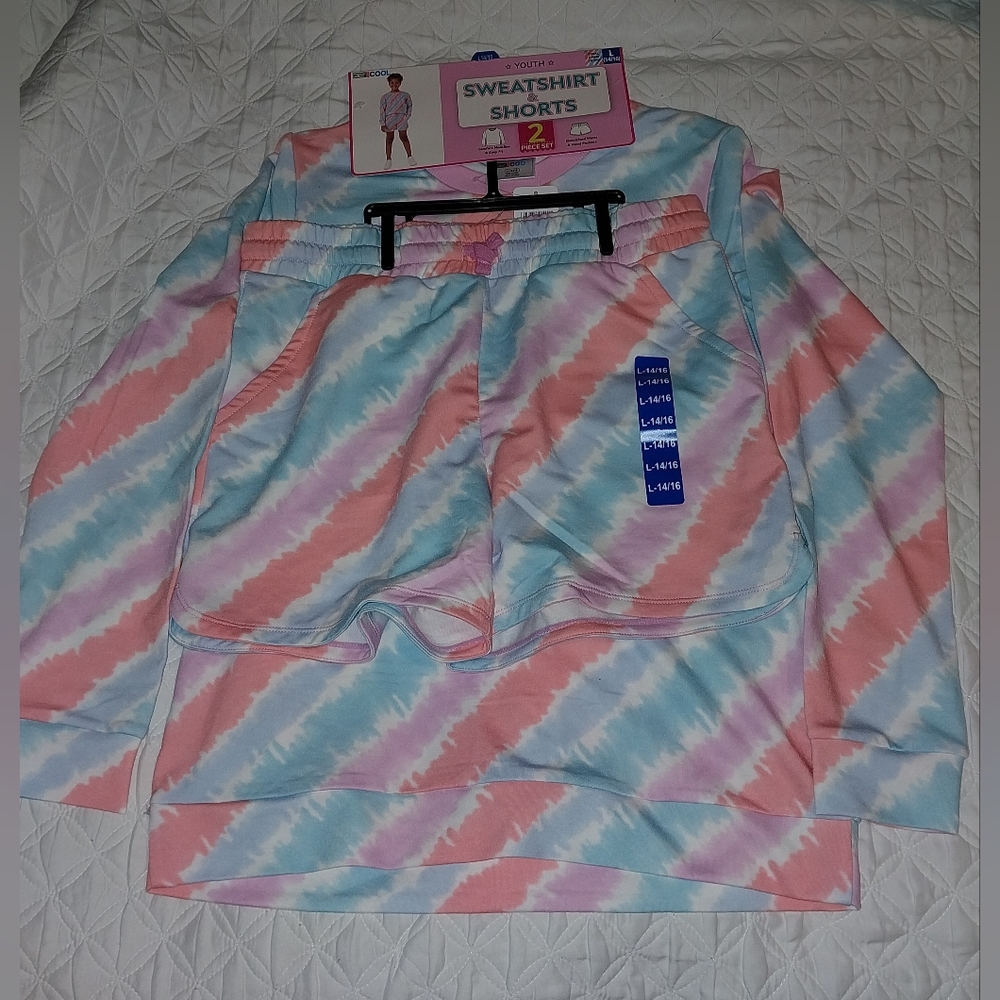 32 COOL SWEATSHIRT & SHORS .